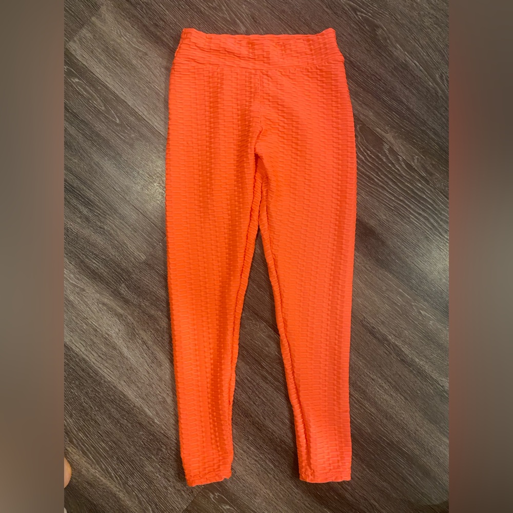 HOT pink sinched leggings! Accents the tush! Very comfy and easy to workout in.